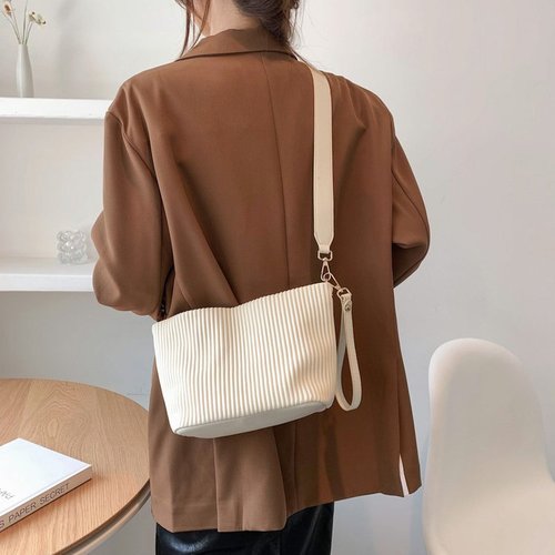 Temperament small bag women's versatile 2024 autumn and winter new pleated texture crossbody bag large capacity bucket bag armpit bag