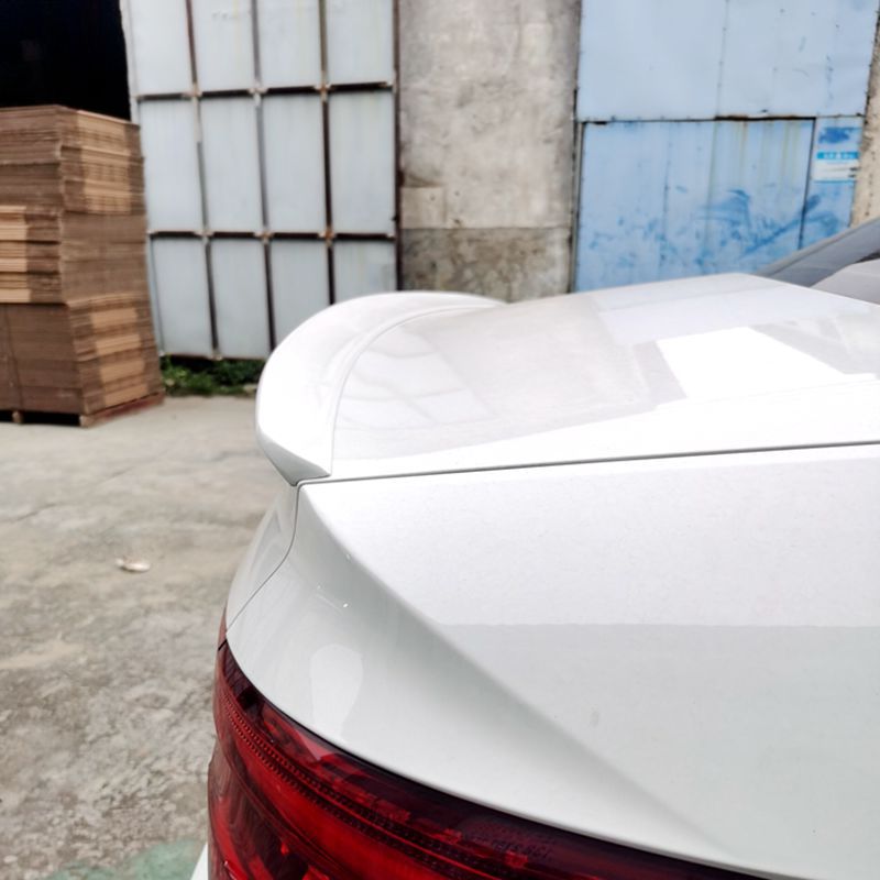 Suitable for Audi A4L, this S4-style small rear spoiler is a paint-applied ABS rear diffuser that can be installed without drilling holes, providing a streamlined and aerodynamic look