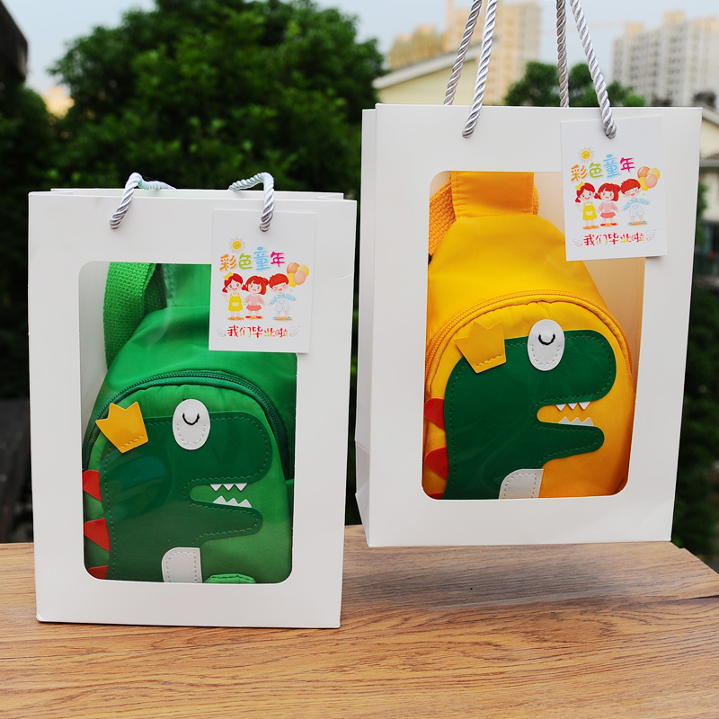绿色和黄色毕业礼袋.jpg