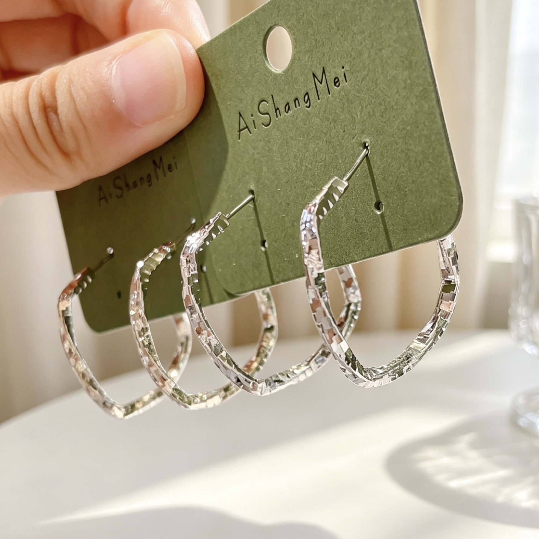 Shimmering diamond-shaped large hoop earrings for women, cool metallic square ear cuffs, high-end earrings, available in physical stores