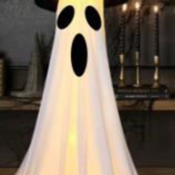 前の玄関に帽子をかぶって光る幽霊ハロウィーンは鬼の玄関の庭の幽霊ハロウィーンの装飾を立てます。|undefined