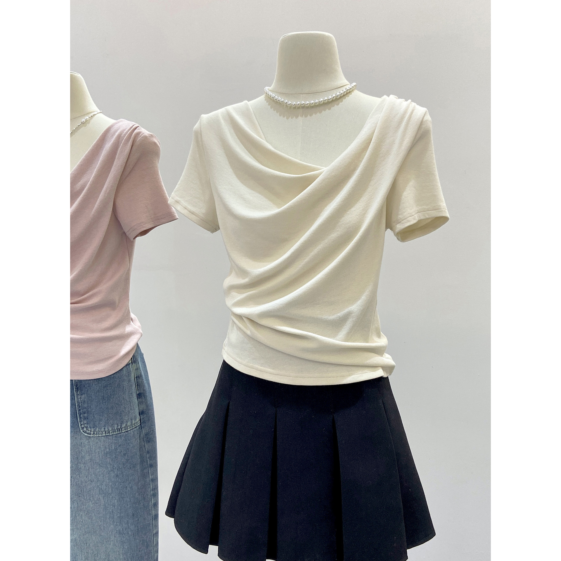 夏用高級ボトムストップス、年齢軽減、不規則プリーツ、スイングカラー、半袖、オフショルダー、ニッチファッション、万能Tシャツ