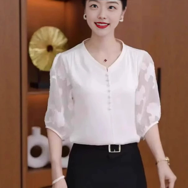 Высококачественные женские рубашки 2025 года, новый летний стиль, западный стиль, доступный роскошный дизайн, универсальный облегающий вид и топы, уменьшающие возраст.