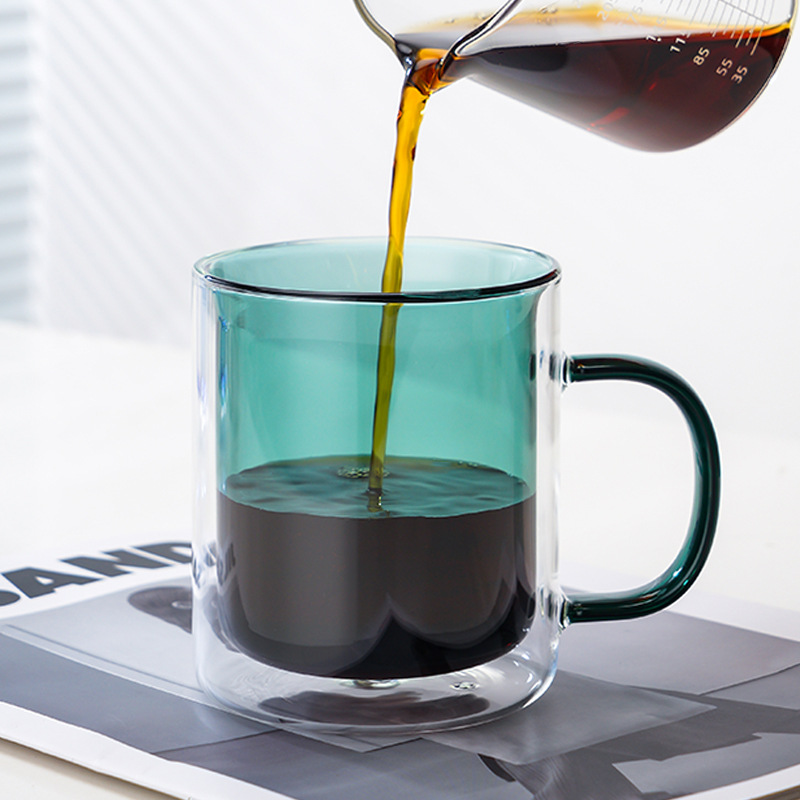 Mayorista ins simple viento alta resistencia al calor borosilicano taza de café cilíndrica con una copa de vidrio aislante de doble capa de color