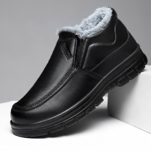 冬季皮面雪地靴男士款防滑保暖中老年休闲大码轻便鞋底舒适男靴子