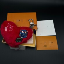 跨境驴牌女包包挂件饰品L字母毛毛红色心公仔毛绒爱心钥匙扣批发