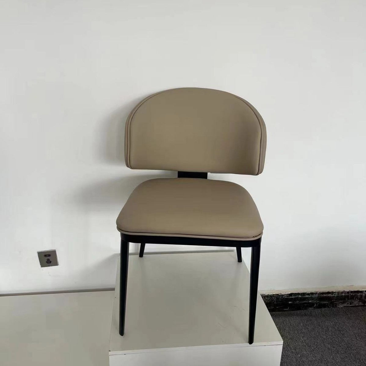 silla de respaldo simple moderna silla de recepción al por mayor fábrica de silla de comedor italiana paquete flexible minimalista italiano