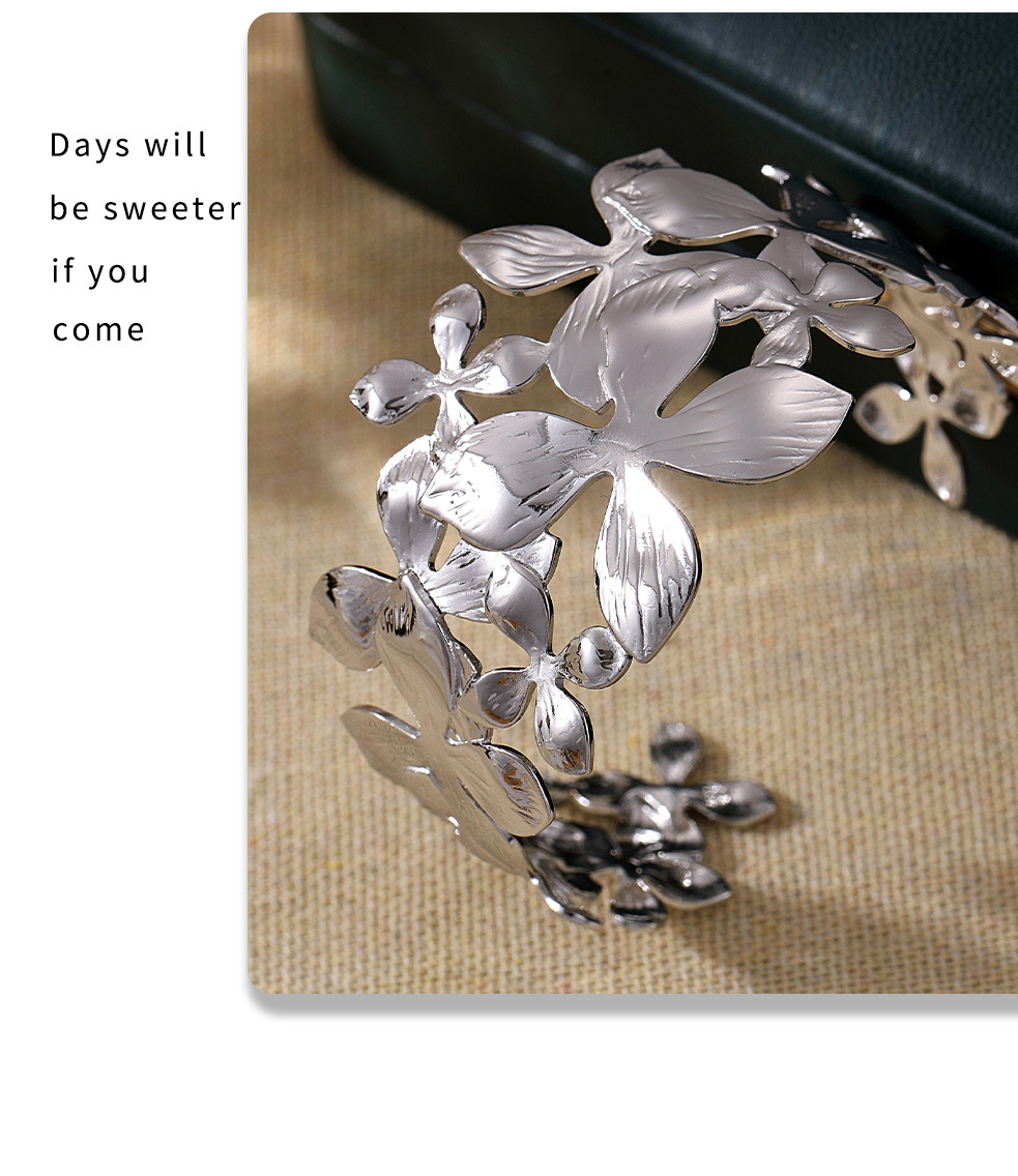 Offenes Armband mit quadratischer Zuckerblumenstruktur aus farbechtem Titanstahl, modisches und extra breites Armband_voghion.com