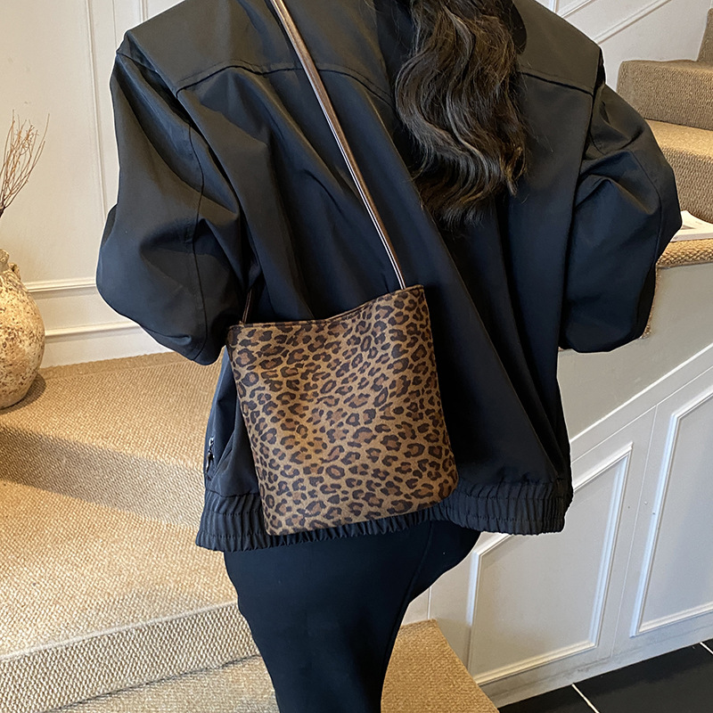 Transfronterizo leopardo bolso 2025, otoño y invierno nuevo bolso de cubo de gran capacidad, bolso de hombro retro de mujer, bolso de transporte