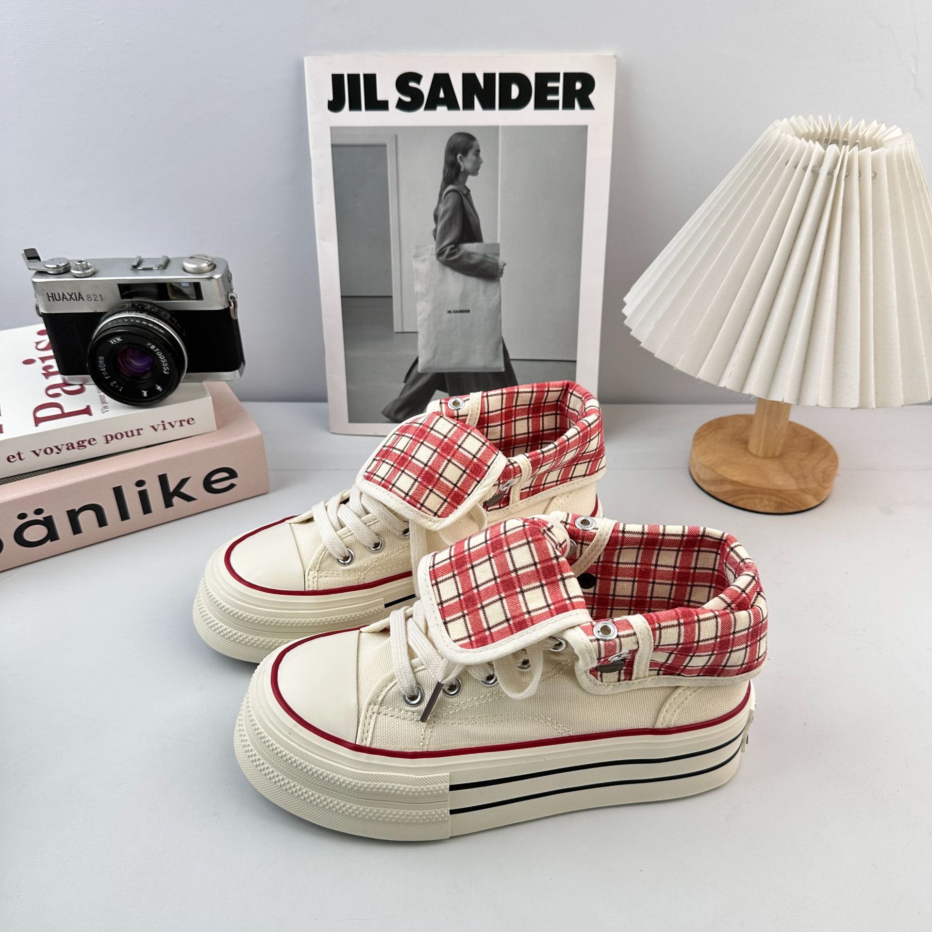 Yuanbo dos zapatos de lona de altura alta para mujeres 2025 otoño nuevo estilo retro blanco de altura de nicho zapatos casuales