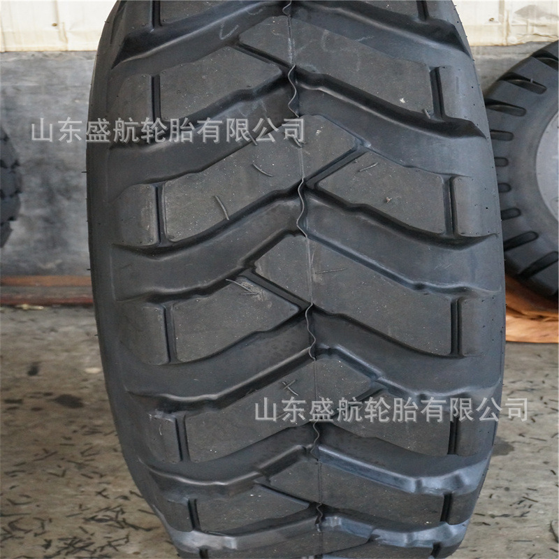 18吨压路机斜交工程轮胎18.00-24加厚加深R-6人字花纹轮胎1800-24