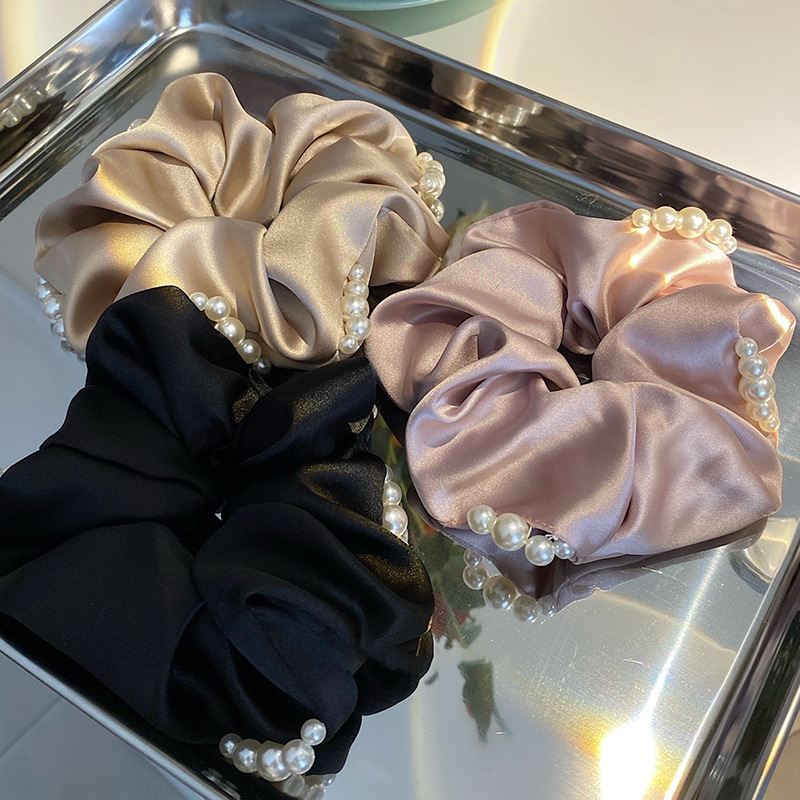 Scrunchie elegante con perle per donna accessorio capelli stile_voghion.com