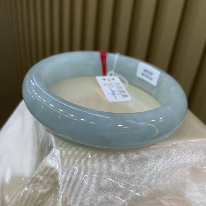 Vòng tay ngọc bích tự nhiên Myanmar loại A cao cấp – màu lục nhạt băng giá, đường kính trong 52–64 mm chi tiết 4