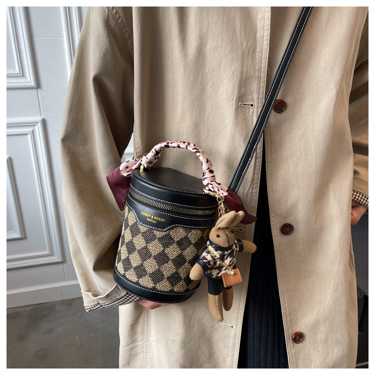 Simple And Fashionable Rhombic Hand Bag New Shoulder Mobile Phone Bag Korean Version Bucket Bag display picture 7