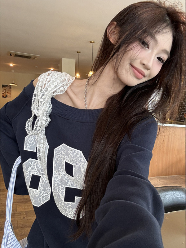 韩系慵懒风藏蓝色斜肩卫衣女秋季百搭露肩美式初秋穿搭球衣潮上衣|undefined