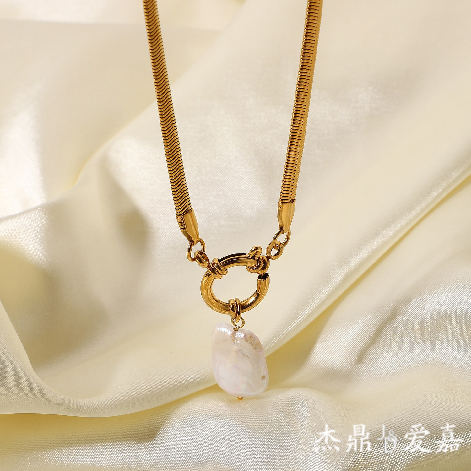 Europeo y americano ins Internet celebridad moda popular 18K chapado en oro de agua dulce perla de acero inoxidable colgante collar joyería al por mayor