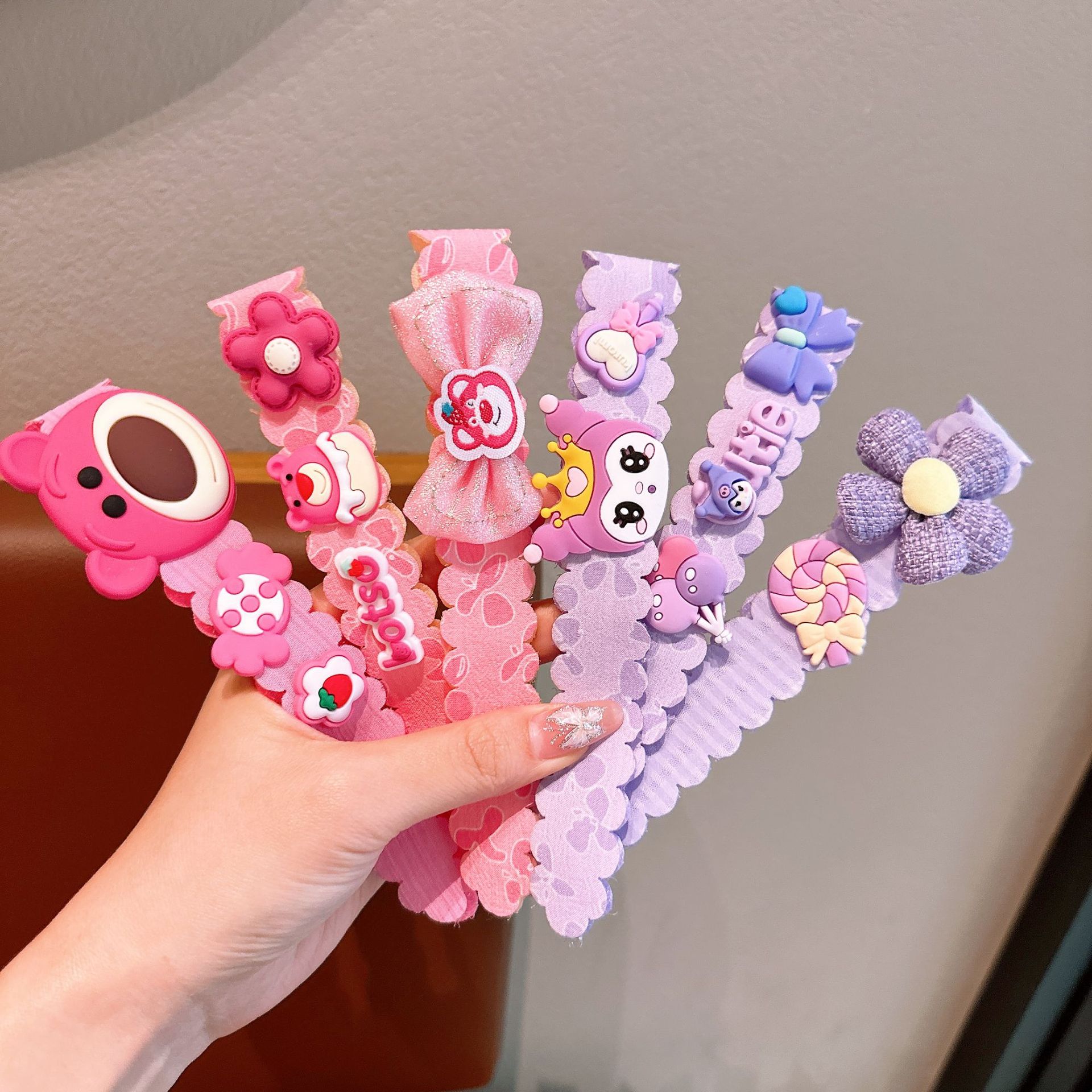 Los niños aman los dibujos animados Sanrio publicó un nuevo velcro, pero Koolomi, la cabeza de la niña para terminar los accesorios de pelo