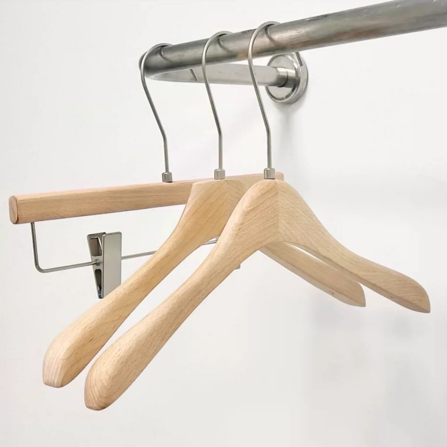 Perchas de Madera de Haya Antideslizantes con Pinzas para Tiendas de Ropa Femenina