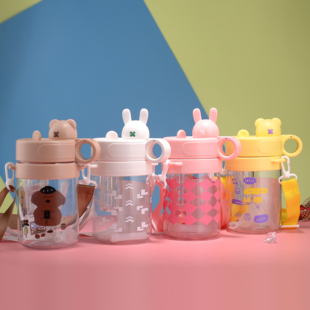 Taza de agua con diseño de cabeza de oso, taza de dibujos animados de gran capacidad, doble pajita para beber, taza deportiva con correa.