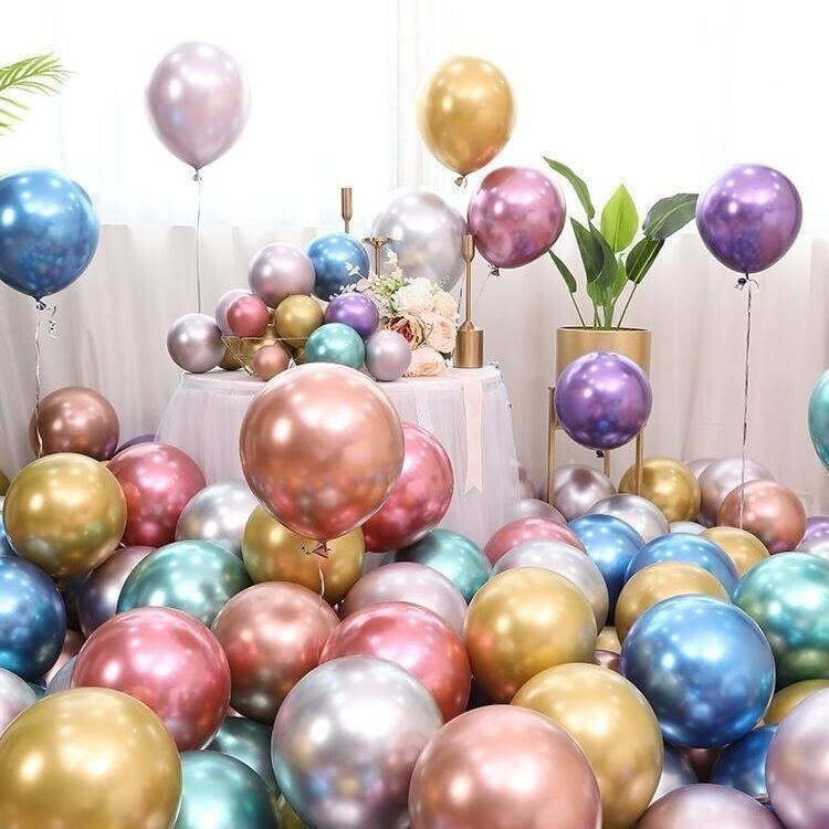 誕生日に風船を配置して結婚します。現場に風船を配置します。|undefined