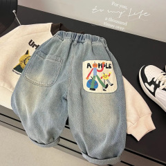 子供のジーパンの春秋の新型の子供の春の洋風の外は愛の女の子の春の服装のズボンのプリントのズボンを着ます。