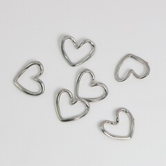 DIYジュエリーアクセサリー ハート型中空合金ペンダント 亜鉛合金ジュエリーアクセサリー卸売
