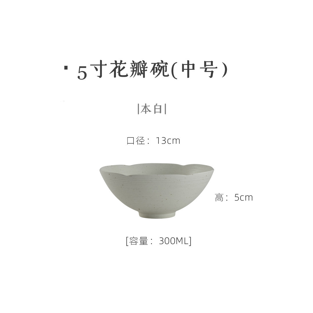 Tacos de arroz de cerámica con pétalos japoneses de montaña y río. Nuevos platos chinos Kwai Kou. Tacos simples y elegantes.