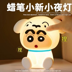 クレヨンしんちゃんが明かりをたたいています。