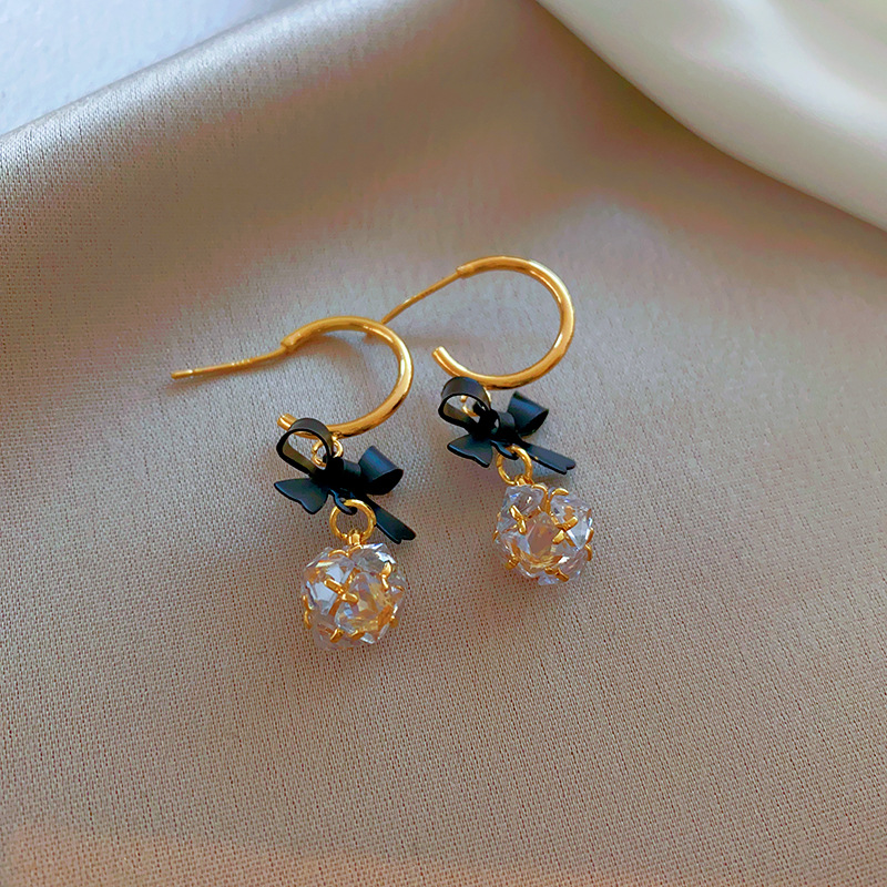 Pendientes geométricos con pliegues irregulares con cuentas de vidrio con aguja de plata Pendientes de alta calidad de temperamento negro Pendientes ligeros de lujo