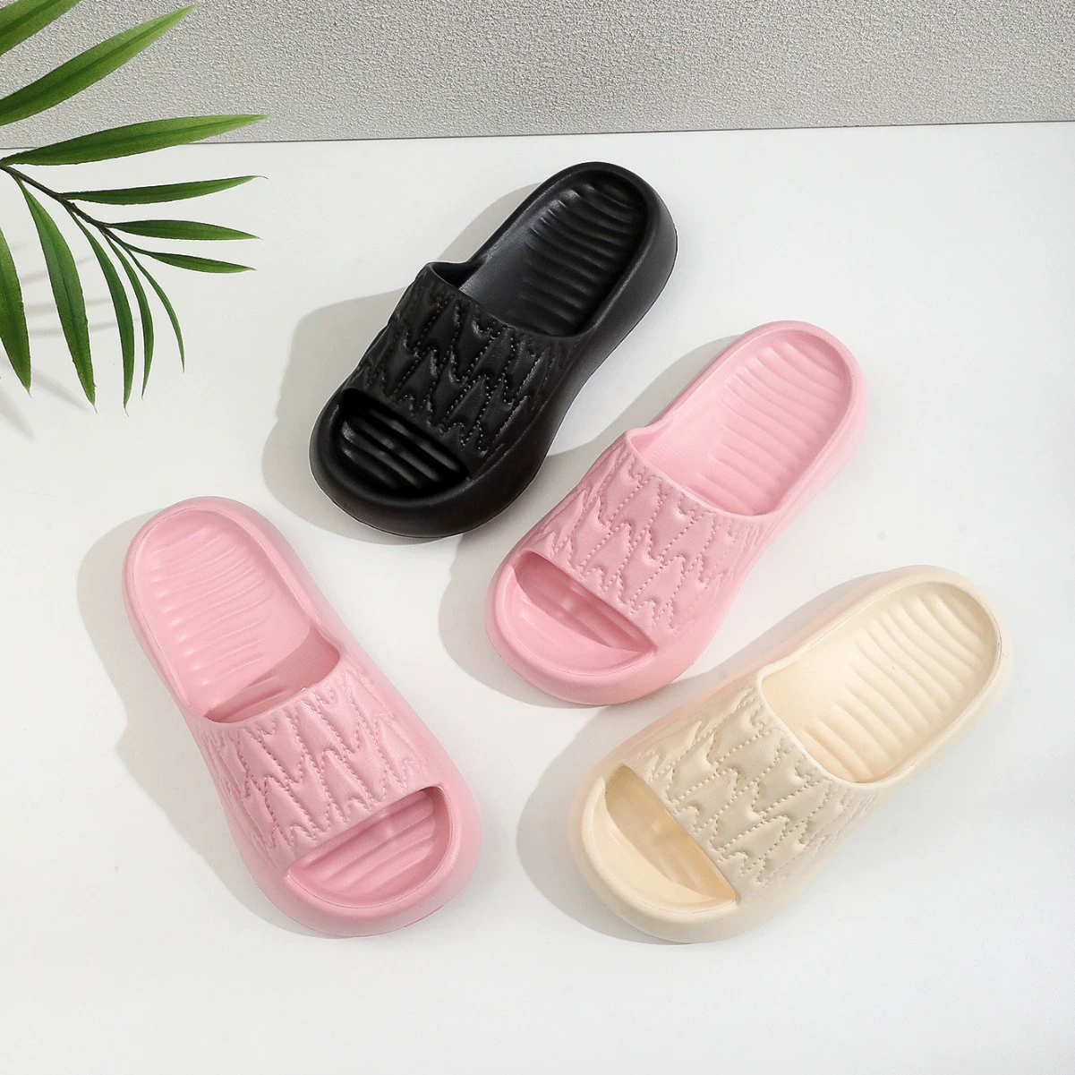 Оптовая продажа 2025 новых летних мужских и женских парных тапочек для дома и ванной комнаты, повседневные, супер мягкие на ощупь, как наступать на дерьмо