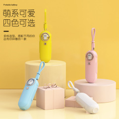 新しいかわいい漫画カプセルパワーバンク、コンパクトでポータブル、ケーブル付き 5000 mAh モバイル電源ドロップシッピング