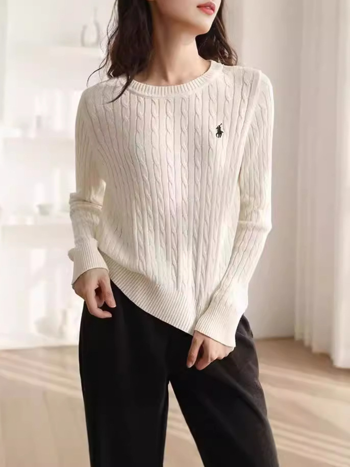 Universal knitted pony with a round collar