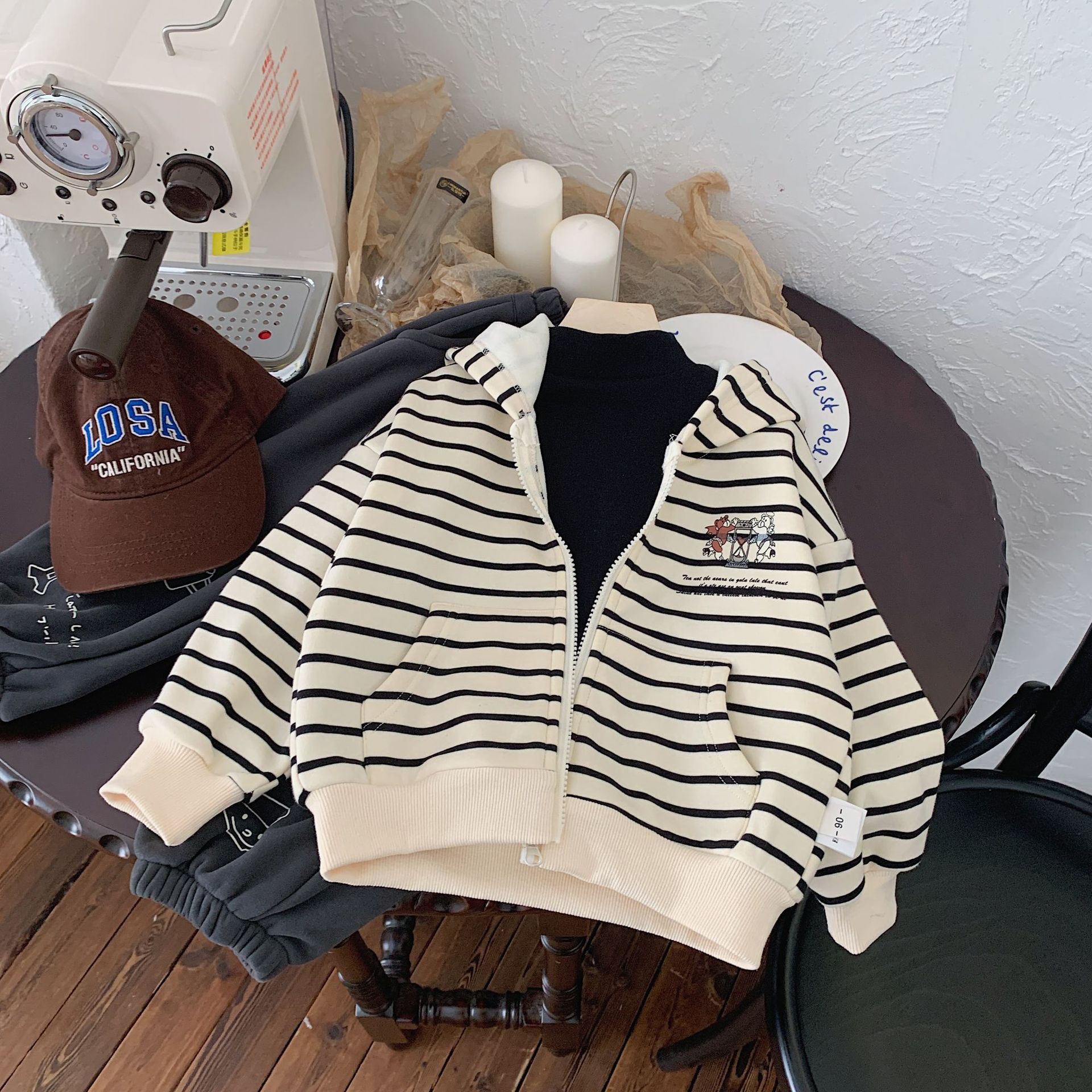 Çocuk Mont 2023 Bangcheng Kış Sürümü Kore Klasik Çizgili Karikatür Kapüşonlu Kazak F0509 Erkek ve Kız Çocukları İçin_voghion.com