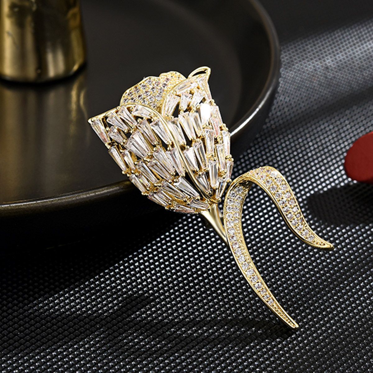 Europäische und amerikanische Tulpenbrosche im neuen Stil mit Diamanten – ein exquisites und trendiges Accessoire für Damenanzüge und Revers._voghion.com