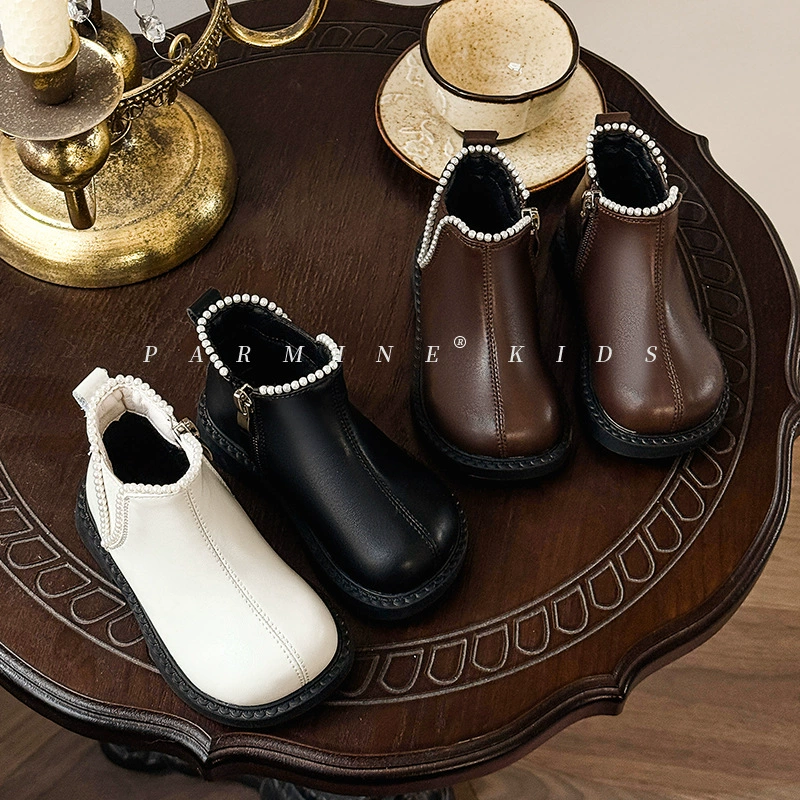 Детские ботинки-мартинсы для девочек, осенняя коллекция 2025 года, корейская версия, новые, на флисовой подкладке, теплые кожаные ботинки, модные короткие ботинки для малышек.