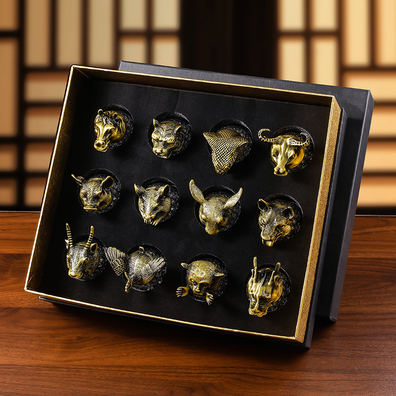 Juego de vino de cristal de alta gama con doce vasos de licor con cabeza de animales del zodiaco, decantador y vasos de chupito pequeños en una caja de regalo.