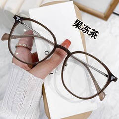 冷たい茶色のメガネの女性の近視は度数の周囲の丸い顔のすっぴんの神器の大きい顔が顔の小さい目のフレームの鏡のフレームを現します。