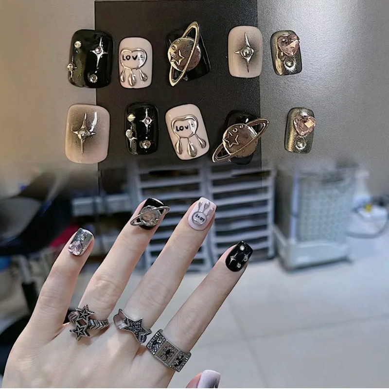 Yi danza fototerapia hecha a mano desgaste pieza de uñas corto vagando planeta desgaste pieza de uñas al por mayor fuente fábrica clavo pieza