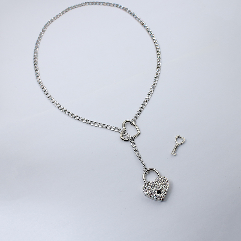Collar de corazón con incrustaciones de diamantes y cadena móvil_voghion.com