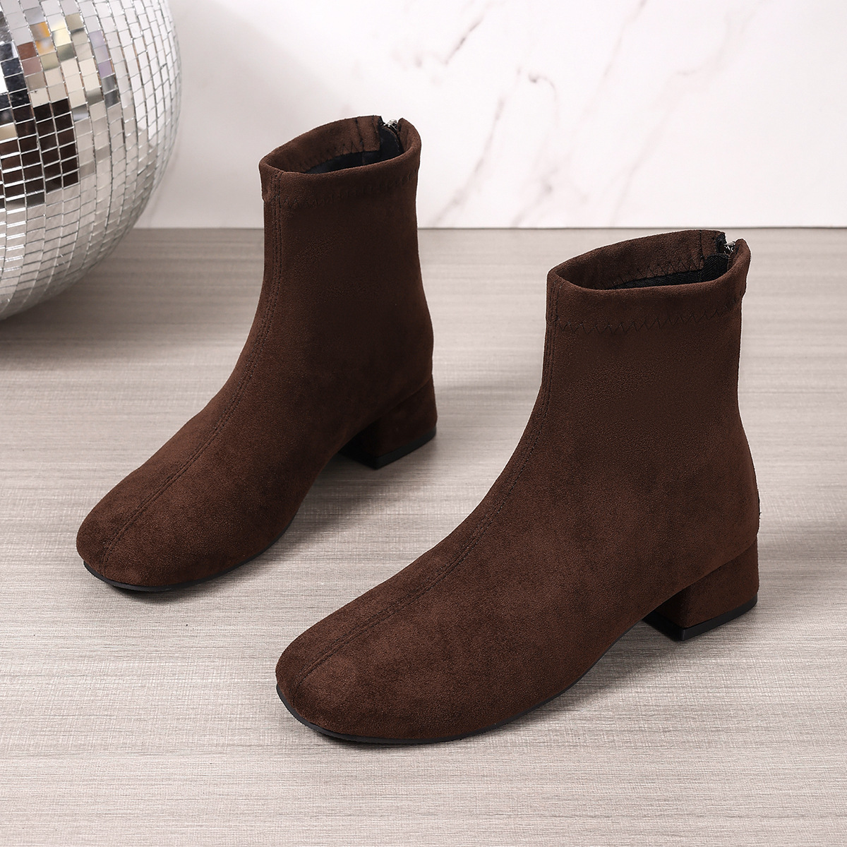 Botas Martin retrô de camurça, modelo slim, nova coleção de outono, tamanhos grandes, salto grosso, botas de cano curto com salto médio para mulheres._voghion.com