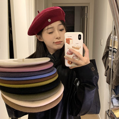 カタツムリは家に登ります。高品質のウールです。ベレー帽の女性です。