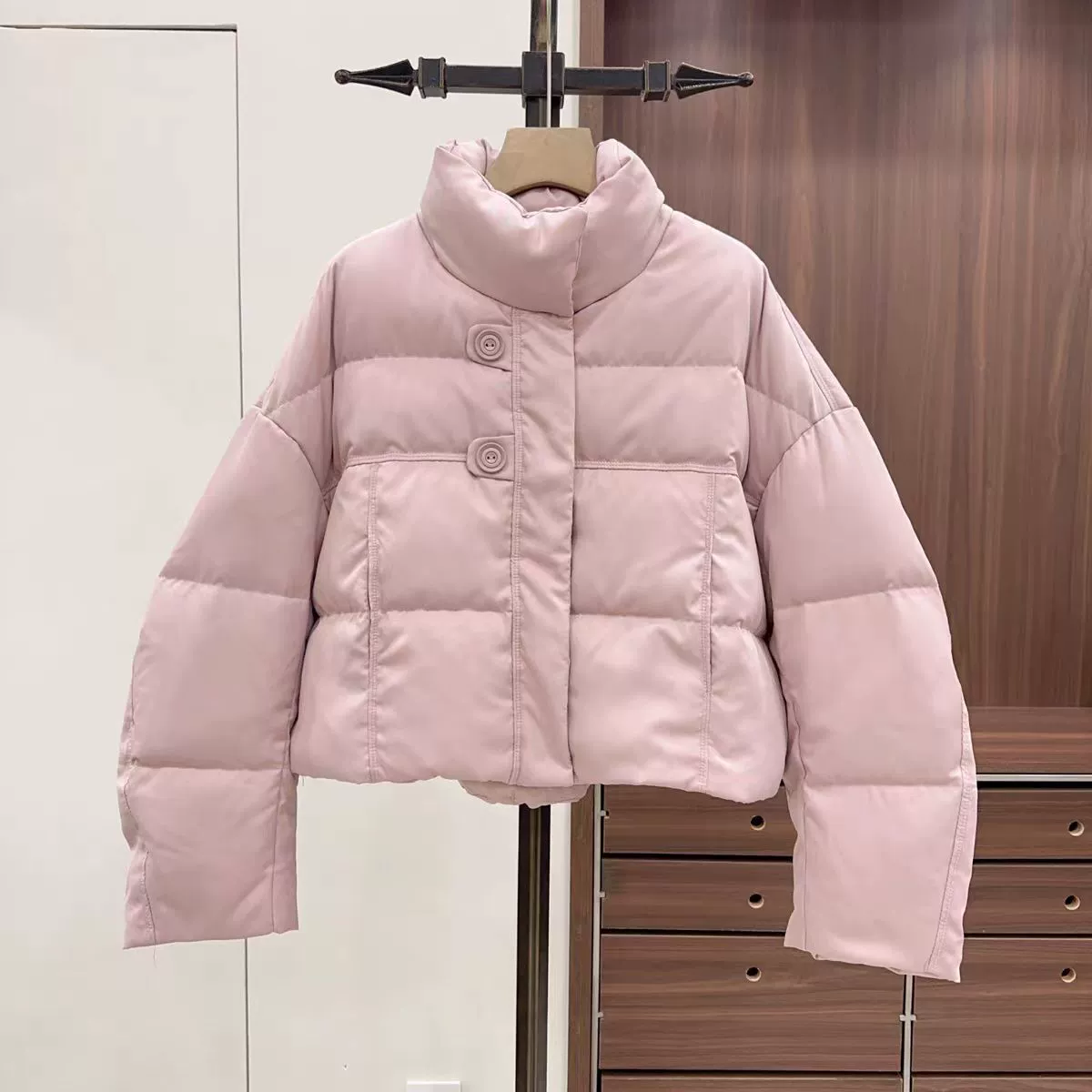 Новая женская короткая белая пуховая куртка 2025 года, маленький размер, универсальный корейский стиль, утепленная куртка-пуховик, теплая верхняя одежда