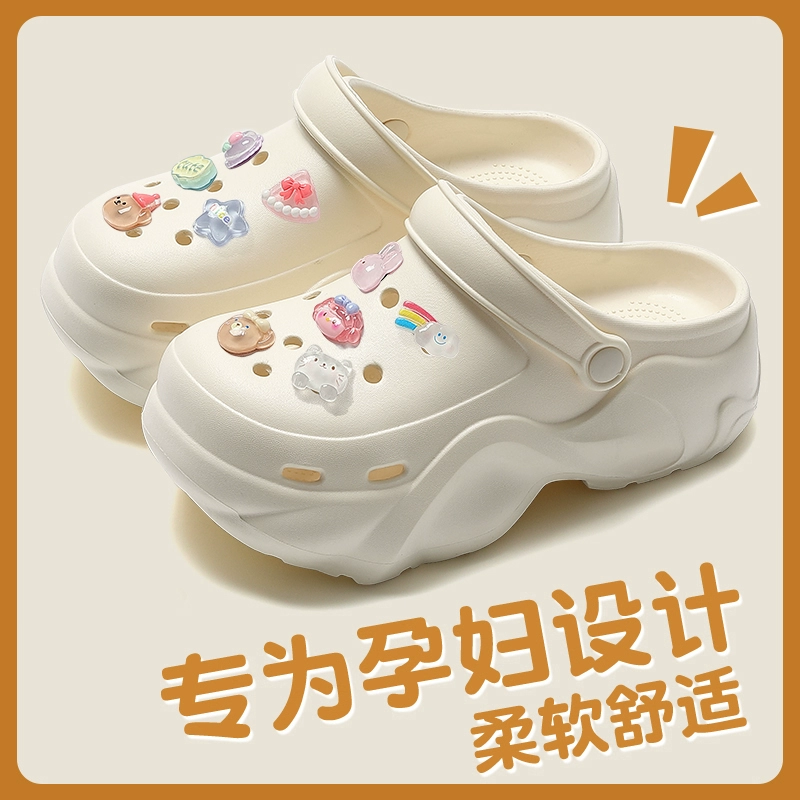 Обувь с толстой подошвенной пещерой женщины 2025 новая летняя одежда может носить пляжную обувь Baotou по беременности и родам обувь сандалии тапочки