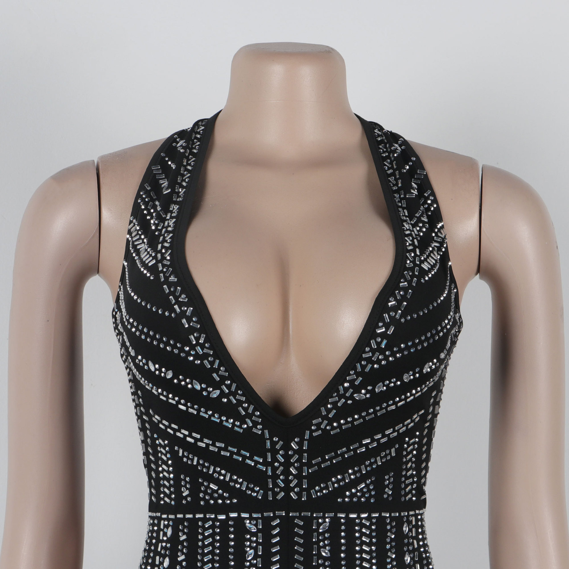 Combinaison short dos nu à bretelles et col licou pour femme avec diamants profonds_voghion.com