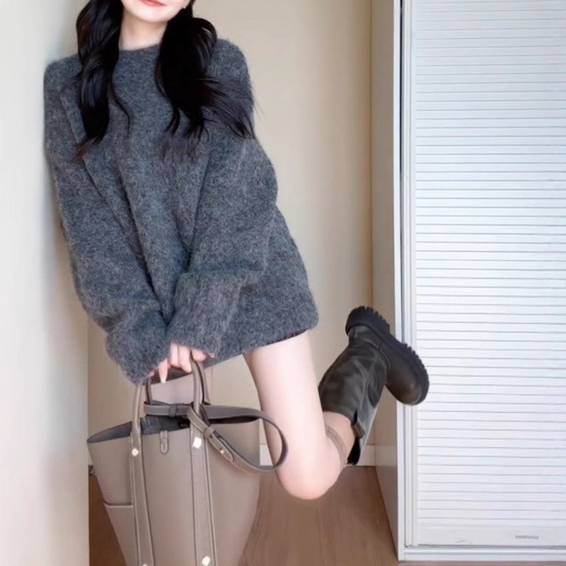 新商品の晩秋の初冬は灰色のゆったりとした怠惰な風のプルオーバーのセーターの女性の美ラードのニットの上着を着ます。|undefined