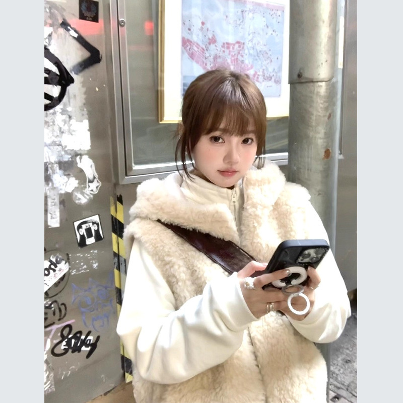 European and American Cross-Border Export Imitation Lamb Wool Hooded Vest Women's Autumn and Winter Design Short Casual Layered Jacket European and American Cross-Border Export Imitation Lamb Wool Hooded Vest Women's Autumn and Winter Design Short Casual Layered Jacket