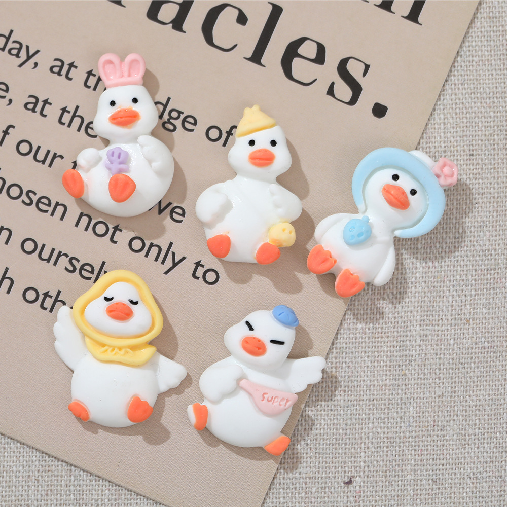 Sombrero de paja al por mayor de pato de celebridad de Internet de dibujos animados de cabeza torcida DIY accesorios de resina teléfono móvil Shell accesorios para el cabello agujero hebilla de zapato