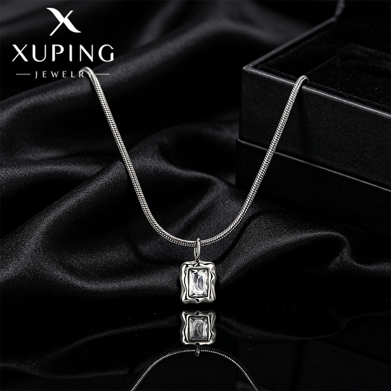 Xuping personalidad fría simple collar de acero inoxidable estilo cuadrado pequeño collar de collar de clavícula al por mayor
