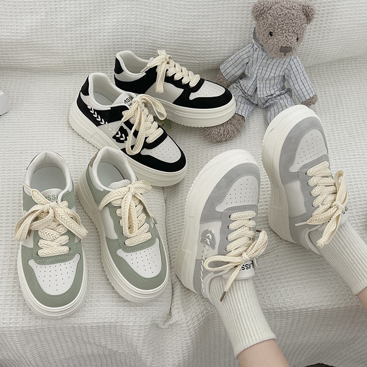Pequeños zapatos blancos de suela gruesa para mujeres verano y otoño de 2025, nuevos zapatos de nicho de altura deportivos de moda de skate de ocio para mujeres
