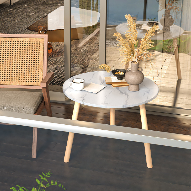 Sofá nórdico con varias mesas redondas de la sala de estar, pequeño dormitorio de lujo, mesas de cabezal de cama, balcón